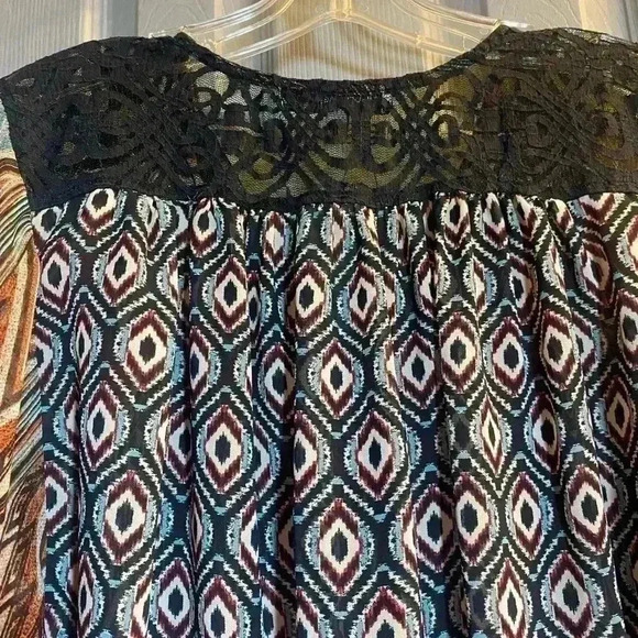 Figueroa & Flower top with Boho look colors are teal brown tan cream & rust Lg. - Picture 8 of 10